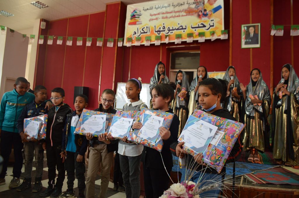 تكريم الافواج المتفوقة في المسابقات.